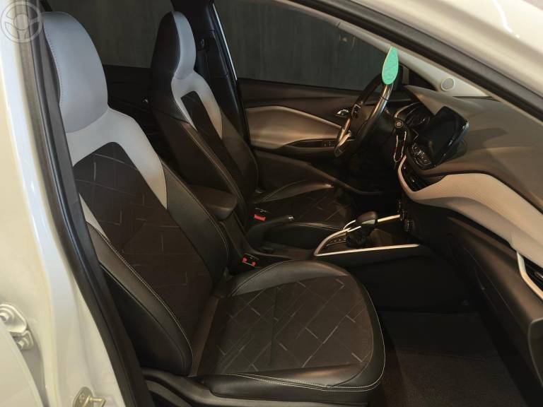 CHEVROLET - ONIX 1.0 PREMIER 12V TURBO FLEX 4P AUTOMÁTICO - 2020/2021 - BRANCA - R$ 78.900,00
