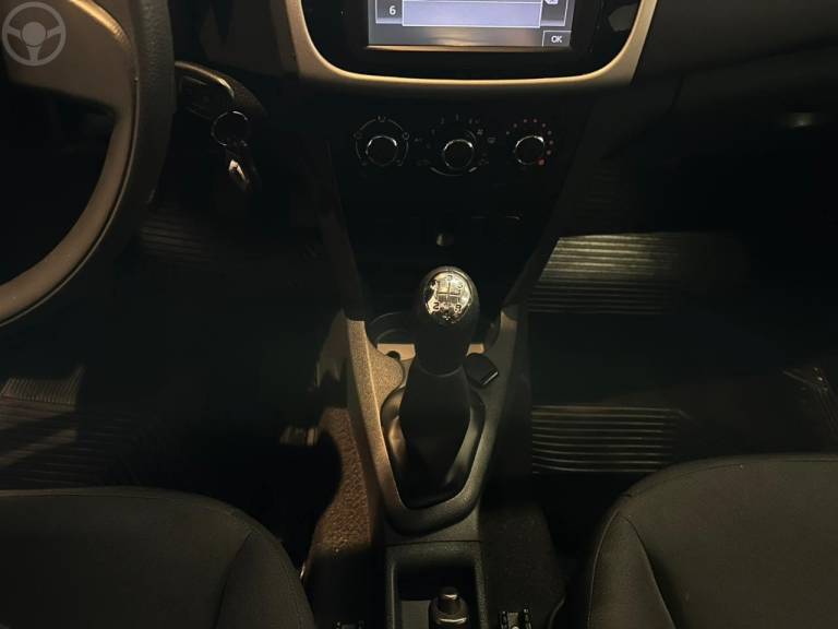 RENAULT - SANDERO 1.6 EXPRESSION 16V FLEX 4P MANUAL - 2016/2017 - PRATA - R$ 46.900,00