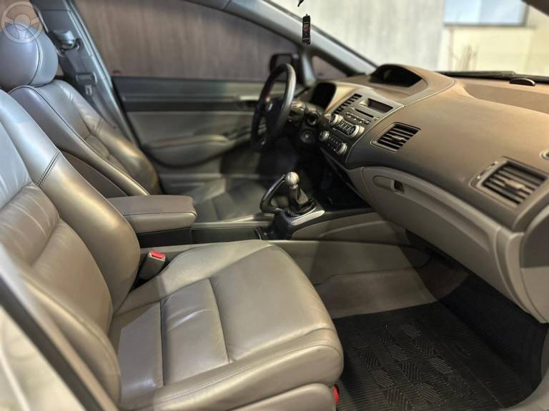 HONDA - CIVIC 1.8 LXS 16V FLEX 4P MANUAL - 2008/2008 - PRATA - R$ 51.900,00