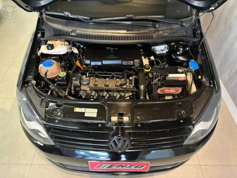 VOLKSWAGEN - FOX 1.0 MI 8V FLEX 4P MANUAL - 2013/2014 - PRETA - R$ 37.900,00