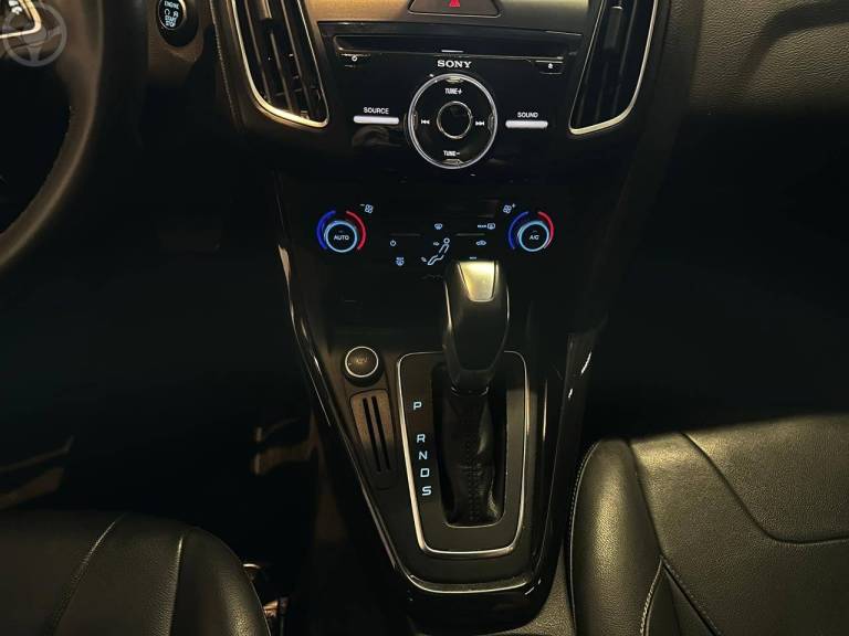 FORD - FOCUS 2.0 TITANIUM HATCH 16V FLEX 4P AUTOMÁTICO - 2015/2016 - BRANCA - R$ 65.900,00