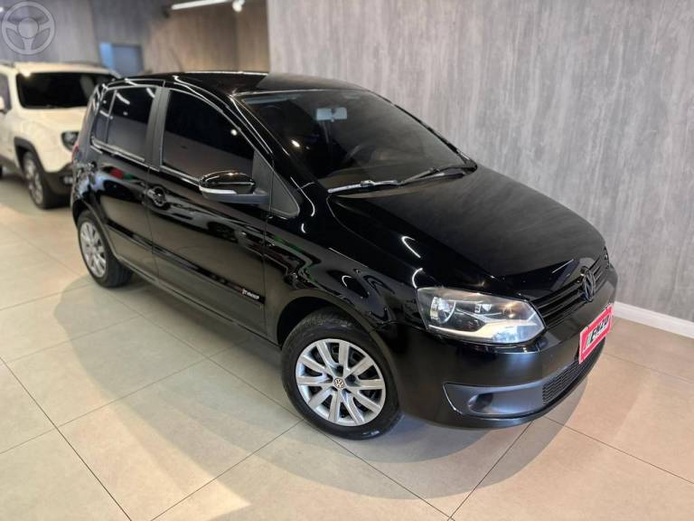 VOLKSWAGEN - FOX 1.0 MI 8V FLEX 4P MANUAL - 2013/2014 - PRETA - R$ 37.900,00
