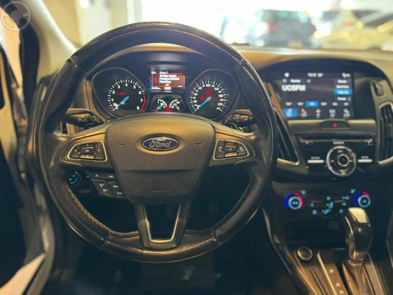 FORD - FOCUS 2.0 TITANIUM PLUS 16V FLEX 4P AUTOMÁTICO - 2017/2018 - BRANCA - R$ 76.900,00