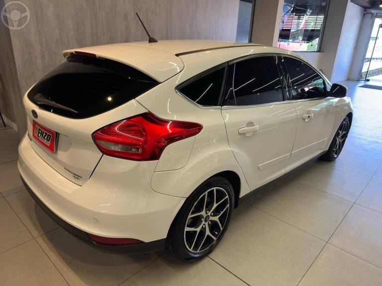 FORD - FOCUS 2.0 TITANIUM HATCH 16V FLEX 4P AUTOMÁTICO - 2015/2016 - BRANCA - R$ 65.900,00