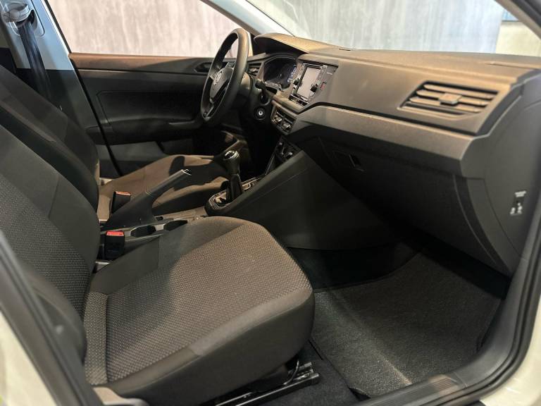 VOLKSWAGEN - POLO 1.0MPI TOTAL FLEX MANUAL - 2020/2021 - BRANCA - R$ 69.900,00