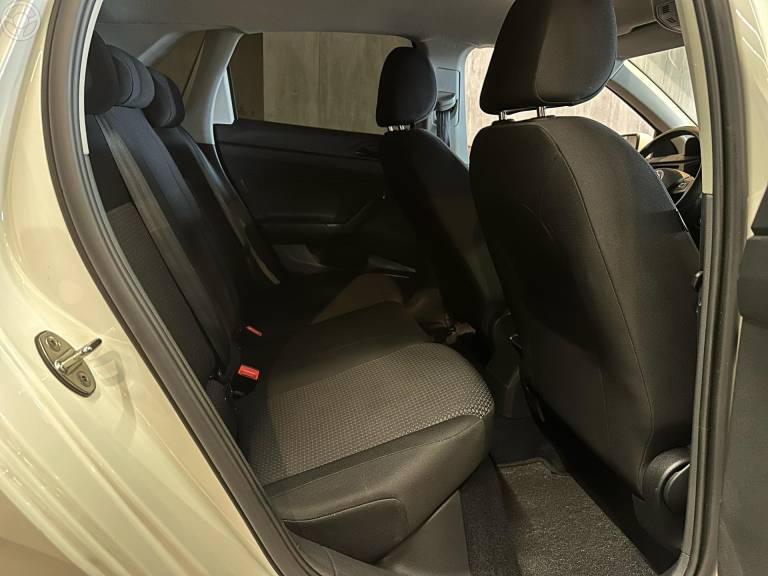 VOLKSWAGEN - POLO 1.0MPI TOTAL FLEX MANUAL - 2020/2021 - BRANCA - R$ 69.900,00