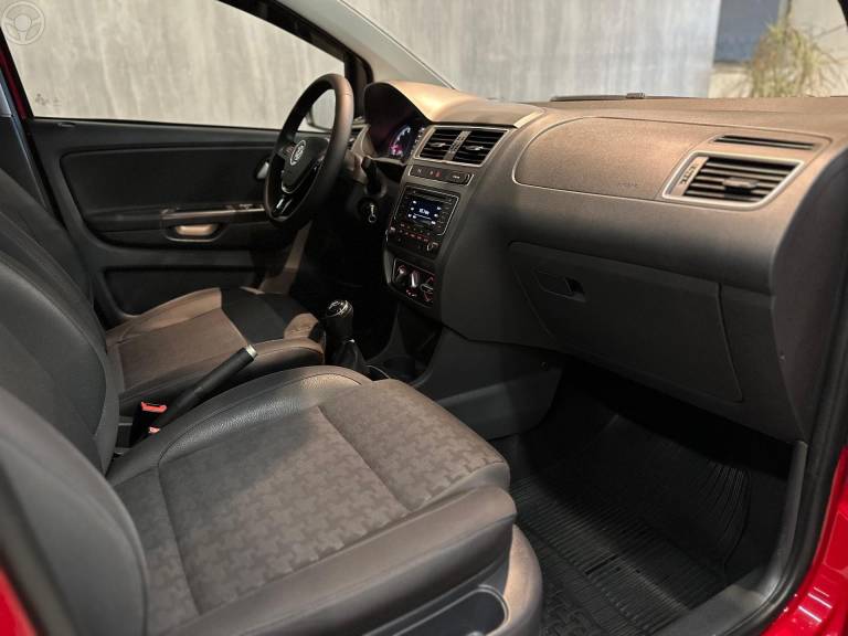 VOLKSWAGEN - FOX 1.6 COMFORTLINE 8V FLEX 4P MANUAL - 2015/2016 - VERMELHA - R$ 51.900,00