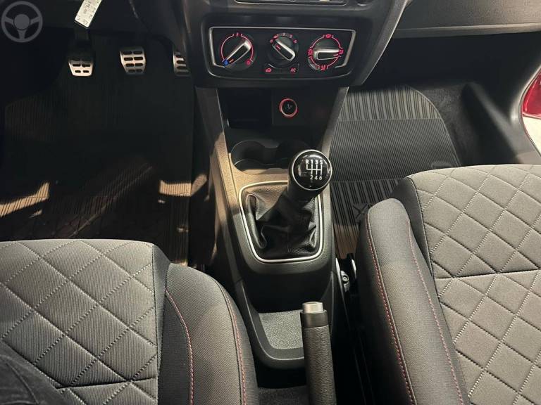 VOLKSWAGEN - FOX 1.6 MI HIGHLINE 8V FLEX 4P MANUAL - 2015/2016 - VERMELHA - R$ 54.900,00