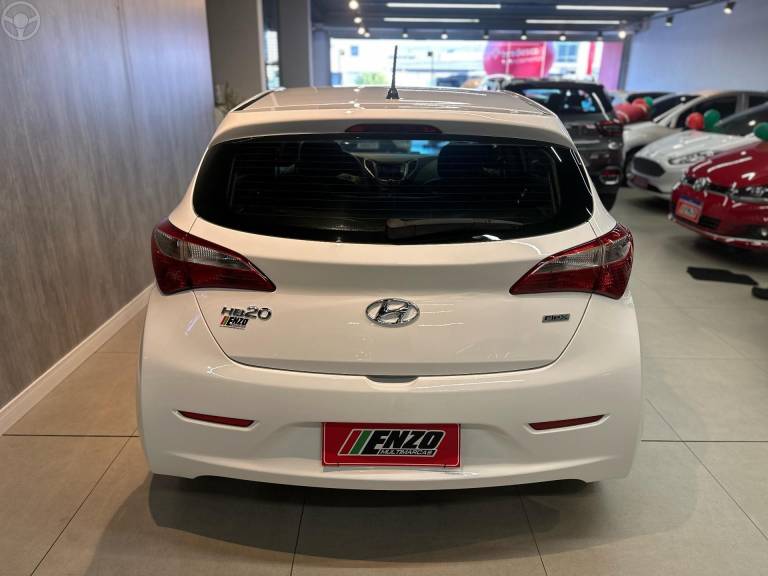 HYUNDAI - HB20S 1.0 COMFORT 12V FLEX 4P MANUAL - 2013/2014 - BRANCA - R$ 42.900,00