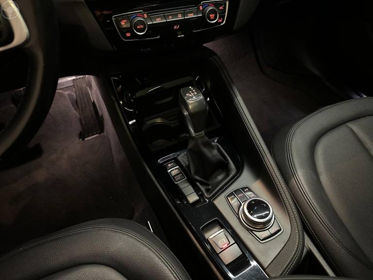 BMW - X1 2.0 16V TURBO ACTIVEFLEX SDRIVE20I X-LINE 4P AUTOMÁTICO - 2017/2018 - BRANCA - R$ 134.900,00