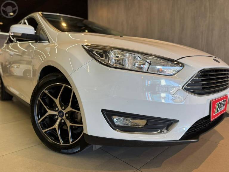 FORD - FOCUS 2.0 TITANIUM PLUS 16V FLEX 4P AUTOMÁTICO - 2017/2018 - BRANCA - R$ 76.900,00