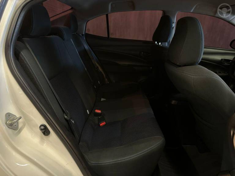 TOYOTA - YARIS 1.5 XL LIVE SEDAN 16V FLEX 4P AUTOMÁTICO - 2019/2020 - BRANCA - R$ 77.900,00