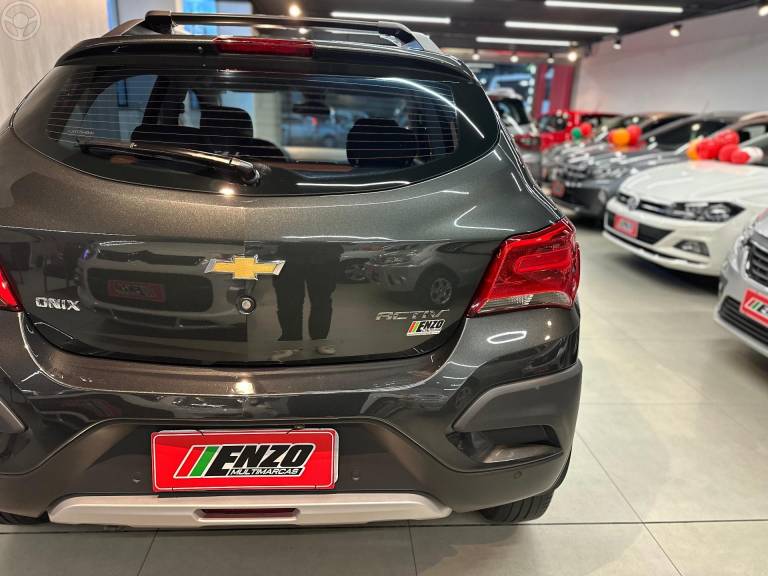 CHEVROLET - ONIX 1.4 MPFI ACTIV 8V FLEX 4P AUTOMÁTICO - 2017/2018 - CINZA - R$ 69.900,00