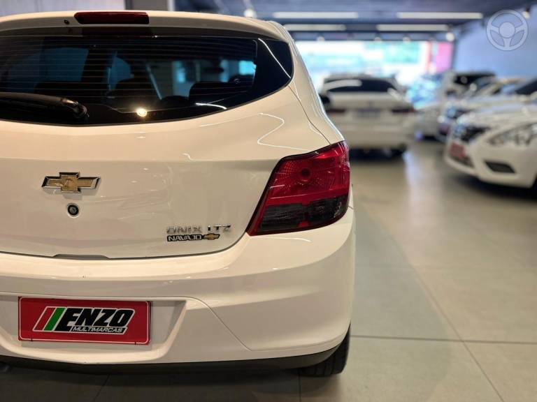 CHEVROLET - ONIX 1.4 MPFI LTZ 8V FLEX 4P MANUAL - 2014/2014 - BRANCA - R$ 52.900,00