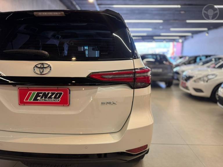 TOYOTA - HILUX SW4 2.8 SRX 4X4 7 LUGARES 16V TURBO INTERCOOLER DIESEL 4P AUTOMÁTICO - 2022/2022 - BRANCA - R$ 314.900,00