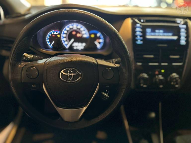 TOYOTA - YARIS 1.5 XL LIVE SEDAN 16V FLEX 4P AUTOMÁTICO - 2019/2020 - BRANCA - R$ 77.900,00