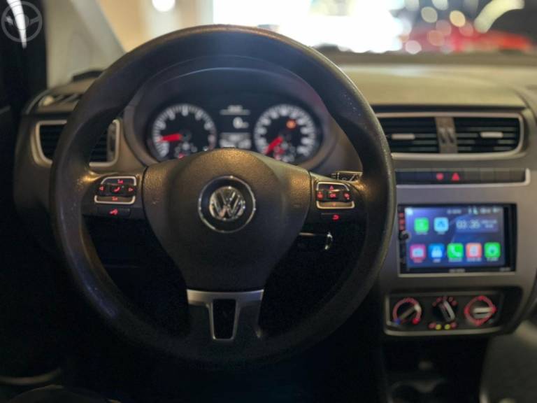 VOLKSWAGEN - FOX 1.0 MI 8V FLEX 4P MANUAL - 2013/2014 - PRETA - R$ 37.900,00