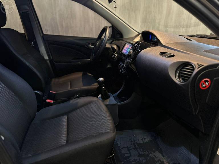 TOYOTA - ETIOS 1.3 XS 16V FLEX 4P MANUAL - 2019/2020 - CINZA - R$ 62.900,00