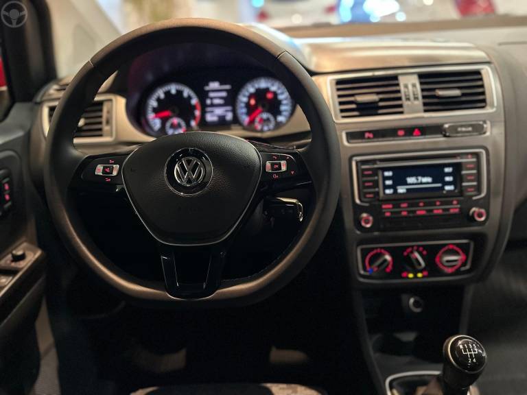 VOLKSWAGEN - FOX 1.6 COMFORTLINE 8V FLEX 4P MANUAL - 2015/2016 - VERMELHA - R$ 49.900,00