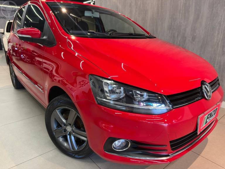 VOLKSWAGEN - FOX 1.6 MI HIGHLINE 8V FLEX 4P MANUAL - 2015/2016 - VERMELHA - R$ 54.900,00