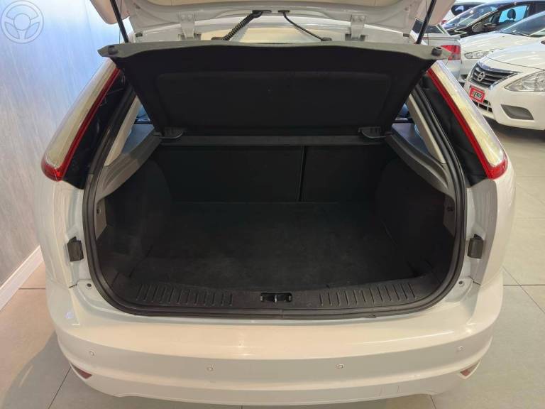 FORD - FOCUS 1.6 SE 8V FLEX 4P MANUAL - 2012/2013 - BRANCA - R$ 46.900,00