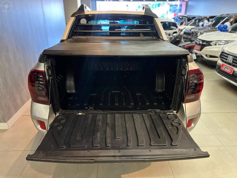 RENAULT - DUSTER OROCH 2.0 16V FLEX DYNAMIQUE AT 4P AUTOMÁTICO - 2016/2017 - PRATA - R$ 74.900,00