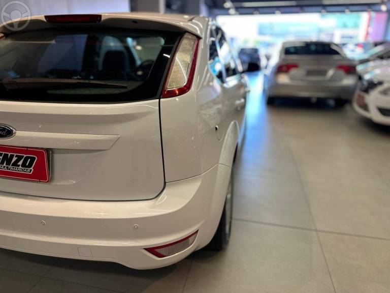FORD - FOCUS 1.6 SE 8V FLEX 4P MANUAL - 2012/2013 - BRANCA - R$ 46.900,00