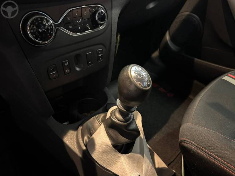 RENAULT - SANDERO 2.0 RS 16V FLEX 4P MANUAL - 2015/2016 - VERMELHA - R$ 61.900,00