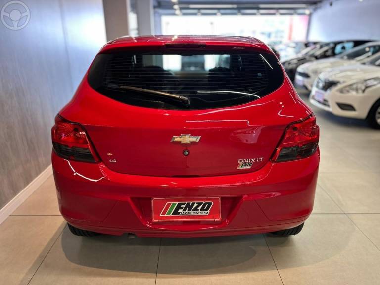 CHEVROLET - ONIX 1.4 MPFI LT 8V FLEX 4P MANUAL - 2015/2016 - VERMELHA - R$ 53.900,00