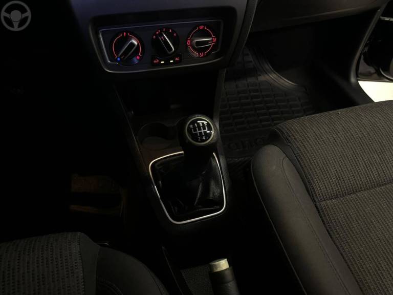 VOLKSWAGEN - FOX 1.0 MI 8V FLEX 4P MANUAL - 2013/2014 - PRETA - R$ 40.900,00