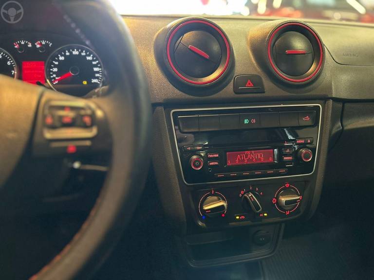 VOLKSWAGEN - SAVEIRO 1.6 MI ROCK IN RIO CD 8V FLEX 2P MANUAL - 2015/2016 - BRANCA - R$ 67.900,00