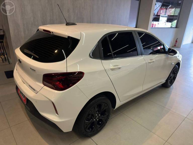 CHEVROLET - ONIX 1.0 PREMIER 12V TURBO FLEX 4P AUTOMÁTICO - 2020/2021 - BRANCA - R$ 78.900,00