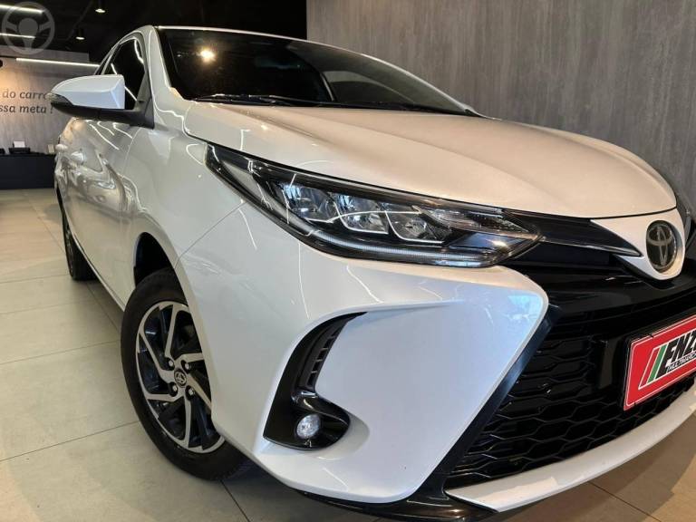 TOYOTA - YARIS 1.5 XLS CONNECT SEDAN 16V FLEX 4P AUTOMÁTICO - 2022/2023 - BRANCA - R$ 104.900,00