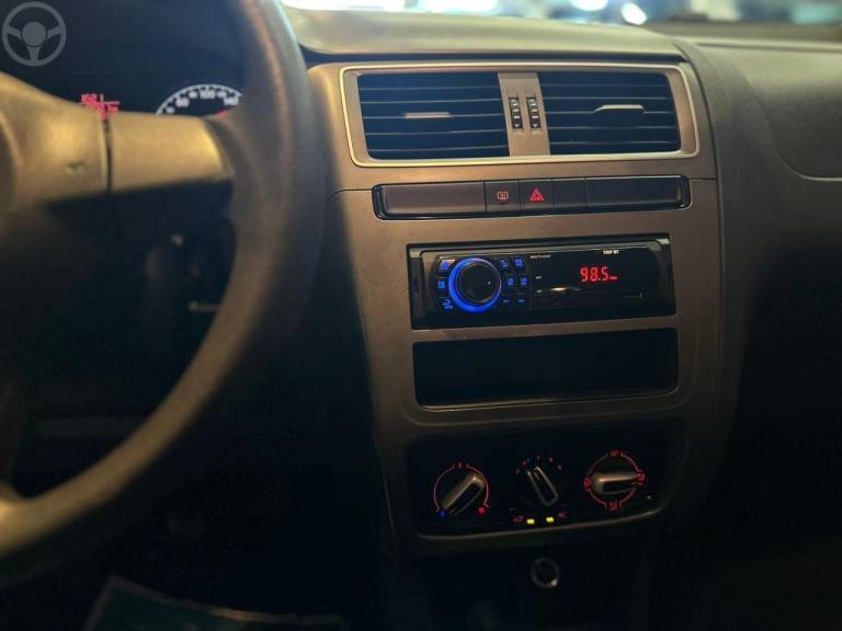 VOLKSWAGEN - FOX 1.0 MI TRENDLINE 8V FLEX 4P MANUAL - 2014/2015 - VERMELHA - R$ 43.900,00