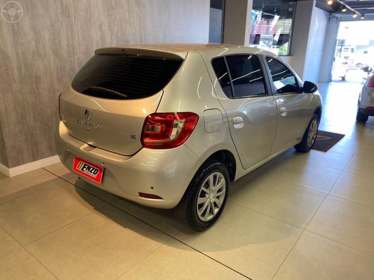 RENAULT - SANDERO 1.6 EXPRESSION 8V FLEX 4P MANUAL - 2015/2016 - PRATA - R$ 41.900,00