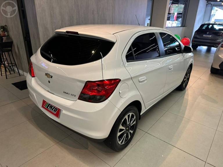 CHEVROLET - ONIX 1.4 MPFI LTZ 8V FLEX 4P AUTOMÁTICO - 2014/2015 - BRANCA - R$ 59.900,00