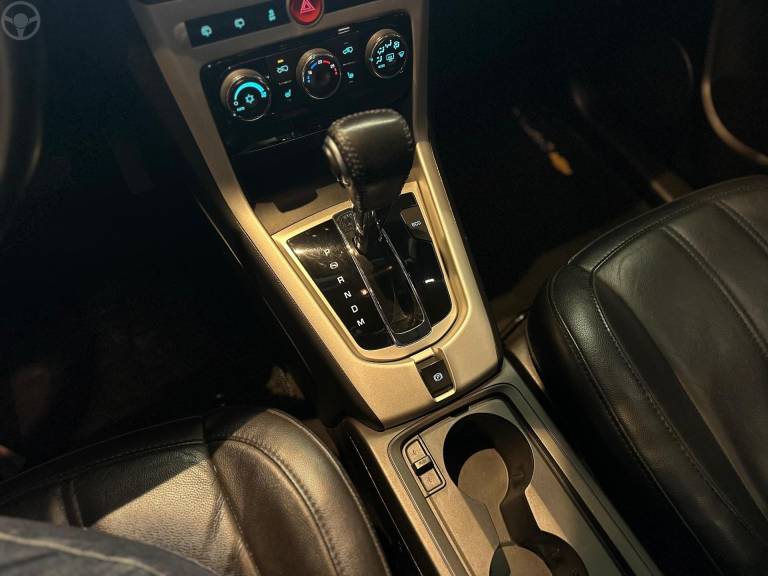 CHEVROLET - CAPTIVA 2.4 FWD SPORT 16V 4P AUTOMÁTICO - 2015/2015 - BRANCA - R$ 59.900,00