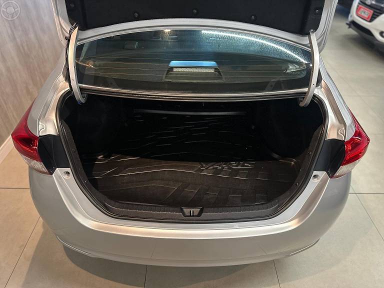 TOYOTA - YARIS 1.5 XS SEDAN 16V FLEX 4P AUTOMÁTICO - 2022/2023 - PRATA - R$ 95.900,00