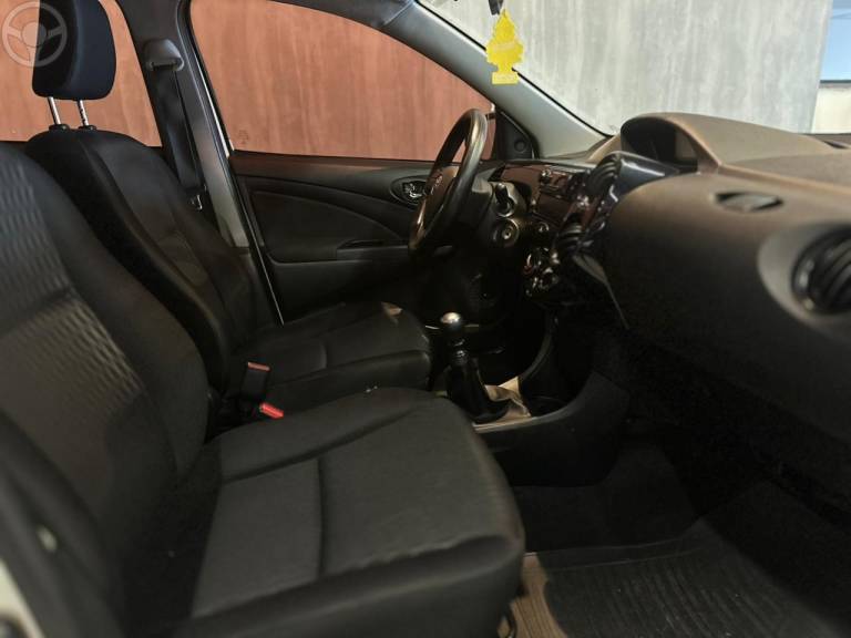 TOYOTA - ETIOS 1.3 X 16V FLEX 4P MANUAL - 2017/2018 - BRANCA - R$ 56.900,00
