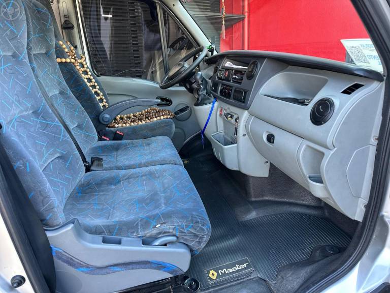RENAULT - MASTER 2.5 DCI MINIBUS L3H2 1 16V DIESEL 3P MANUAL - 2011/2012 - PRATA - R$ 110.900,00