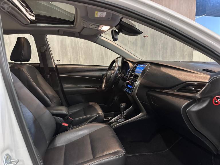 TOYOTA - YARIS 1.5 XLS SEDAN 16V FLEX 4P AUTOMÁTICO - 2022/2023 - BRANCA - R$ 104.900,00
