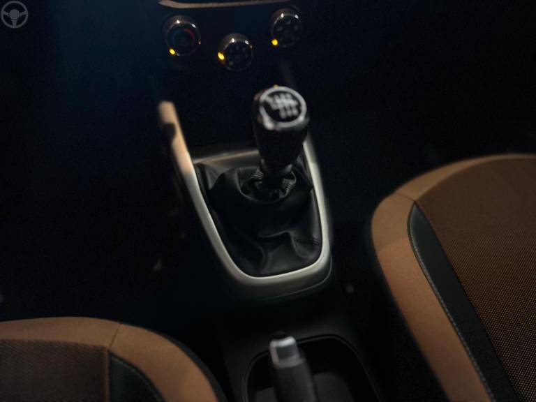 CHEVROLET - ONIX 1.4 MPFI ACTIV 8V FLEX 4P MANUAL - 2016/2017 - BRANCA - R$ 64.900,00