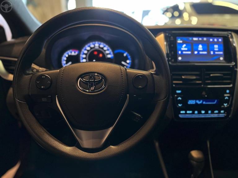 TOYOTA - YARIS 1.5 XL PLUS CONNECT 16V FLEX 4P AUTOMÁTICO - 2021/2022 - VERMELHA - R$ 87.900,00