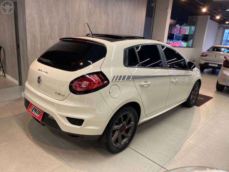 FIAT - BRAVO 1.8 SPORTING 16V FLEX 4P MANUAL - 2015/2016 - BRANCA - R$ 58.900,00