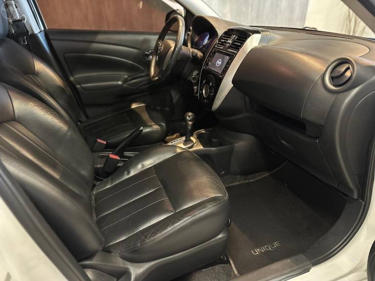 NISSAN - VERSA 1.6 16V FLEX UNIQUE 4P XTRONIC - 2017/2018 - BRANCA - R$ 63.900,00