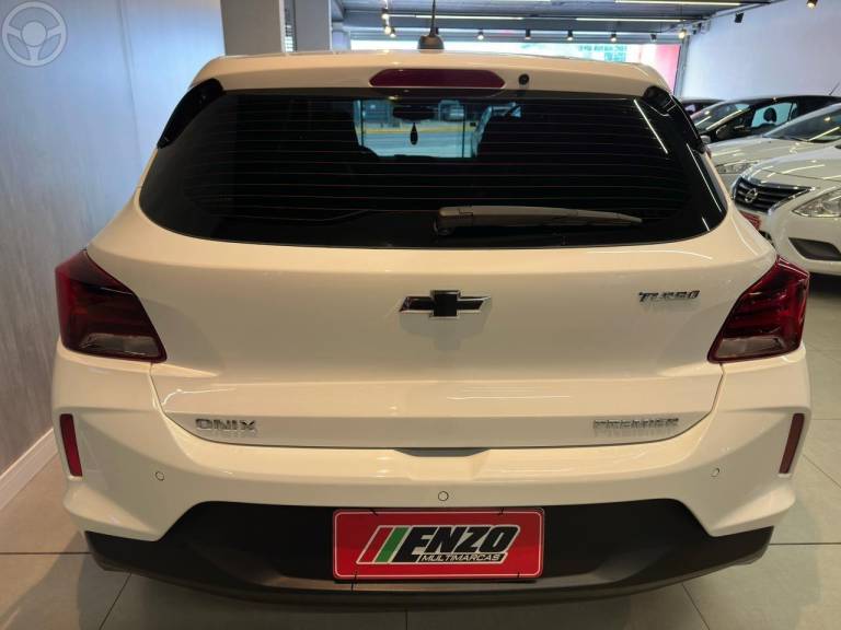 CHEVROLET - ONIX 1.0 PREMIER 12V TURBO FLEX 4P AUTOMÁTICO - 2020/2021 - BRANCA - R$ 78.900,00