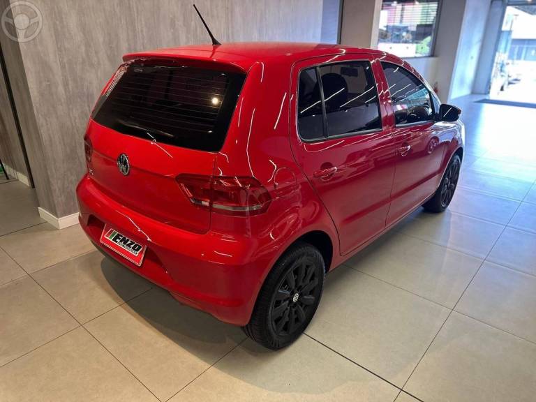 VOLKSWAGEN - FOX 1.0 MI TRENDLINE 8V FLEX 4P MANUAL - 2014/2015 - VERMELHA - R$ 43.900,00
