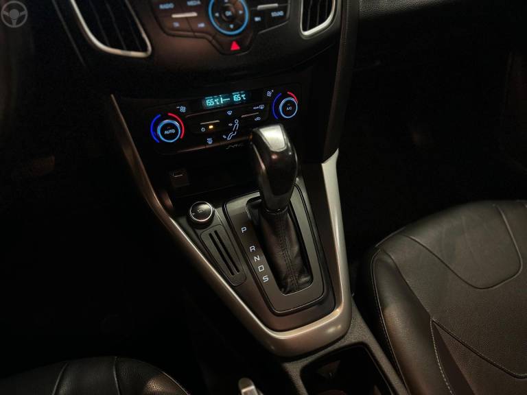 FORD - FOCUS 2.0 SE SEDAN 16V FLEX 4P AUTOMÁTICO - 2015/2016 - BRANCA - R$ 62.900,00
