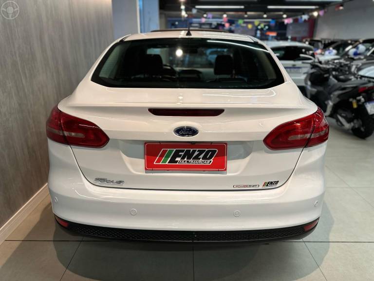 FORD - FOCUS 2.0 TITANIUM PLUS SEDAN 16V FLEX 4P AUTOMÁTICO - 2015/2016 - BRANCA - R$ 68.900,00