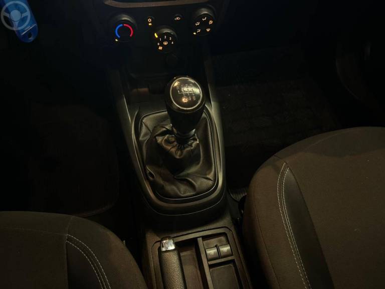 CHEVROLET - ONIX 1.0 JOY PLUS BLACK 8V FLEX 4P MANUAL - 2021/2021 - BRANCA - R$ 58.900,00